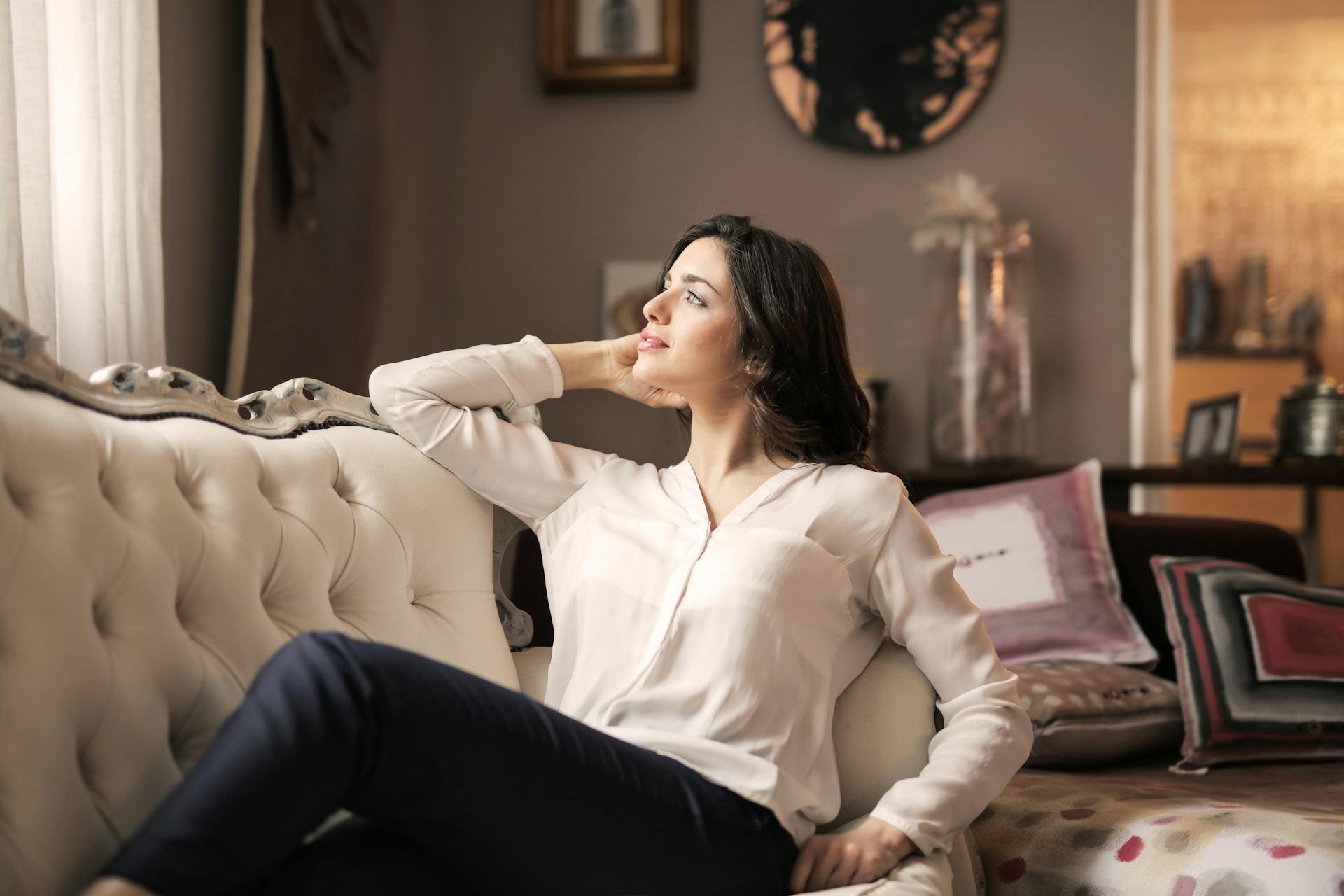 A woman sitting on a sofa | Source: Pexels