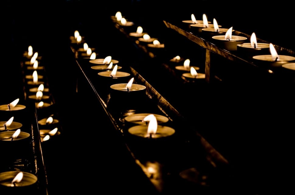 Velas encendidas en la oscuridad. | Foto: Peakpx