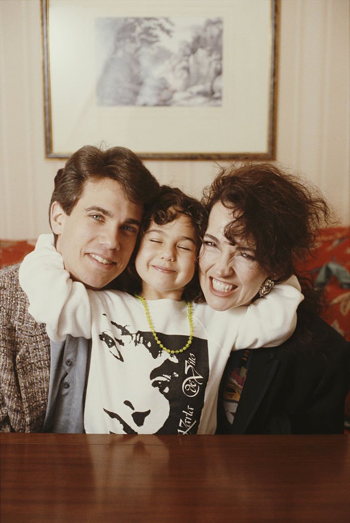 American film and television actor Robby Benson, with his wife, actress Karla DeVito, and their daughter, Lyric, London, 1989. | Source: Getty Images