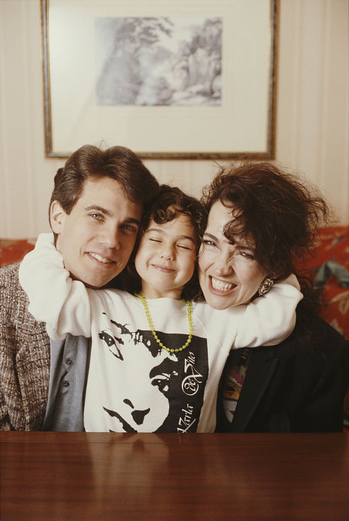 American actor Robby Benson, with his wife, actress Karla DeVito, and their daughter, Lyric, London, 1989. | Photo: Getty Images