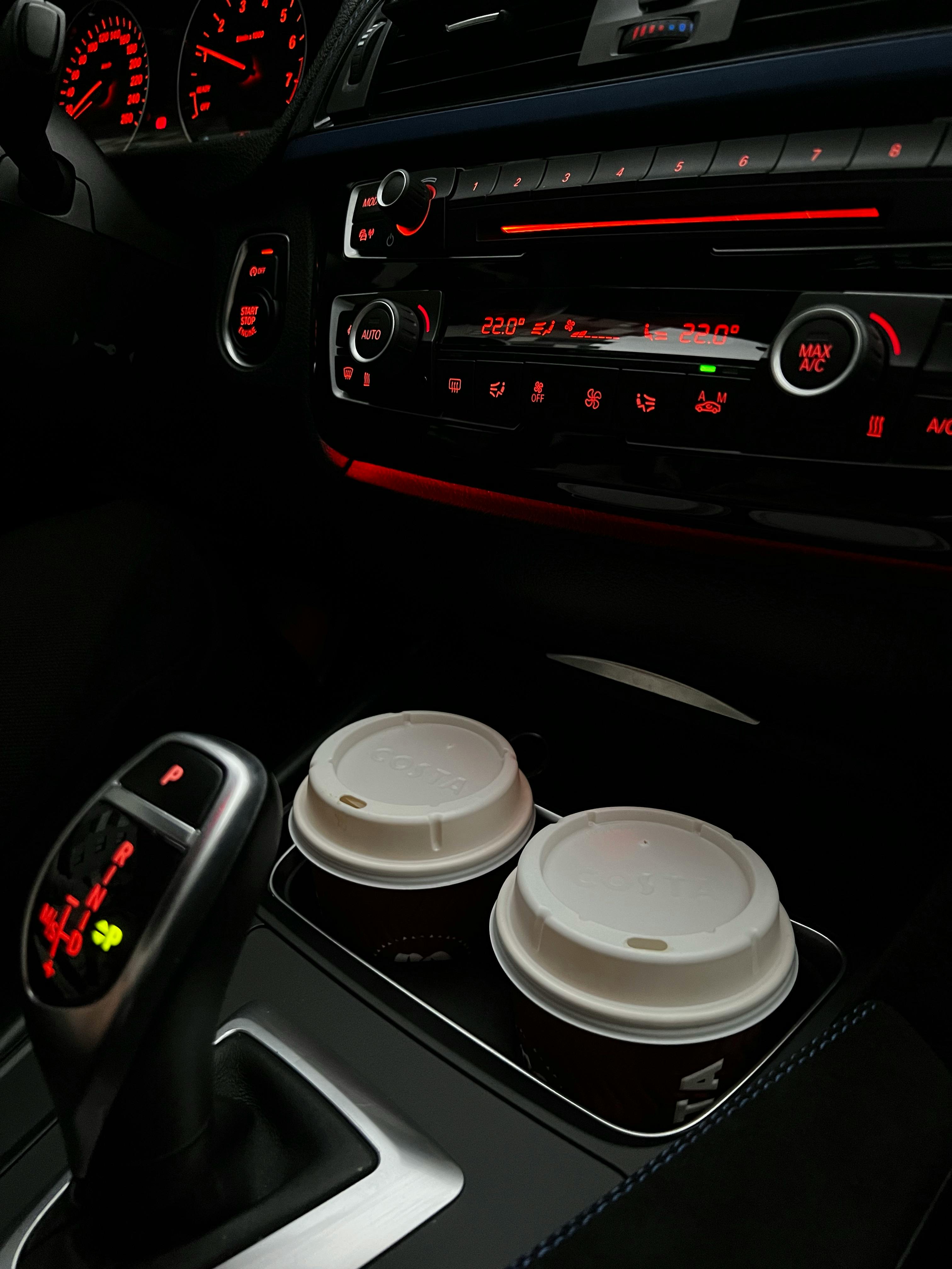 Car cup holders with coffee cups on them | Source: Pexels