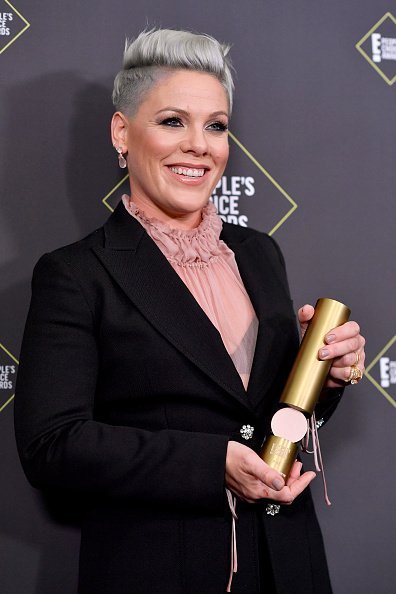 P!nk, winner of People's Champion Award poses in the press room during the 2019 E! People's Choice Awards at Barker Hangar on November 10, 2019 in Santa Monica, California | Photo: Getty Images