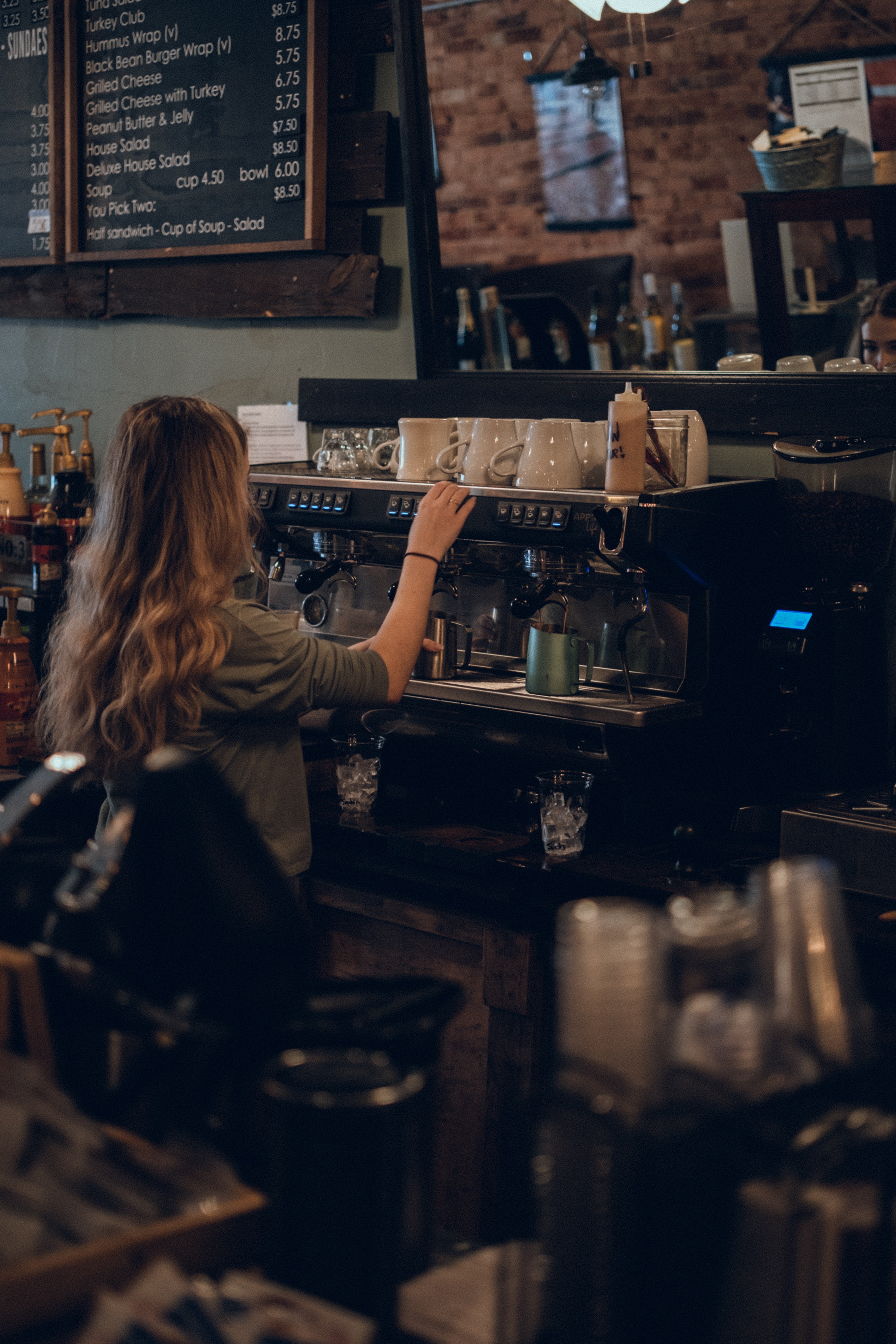 Una mujer prepara un café. | Foto: Unsplash