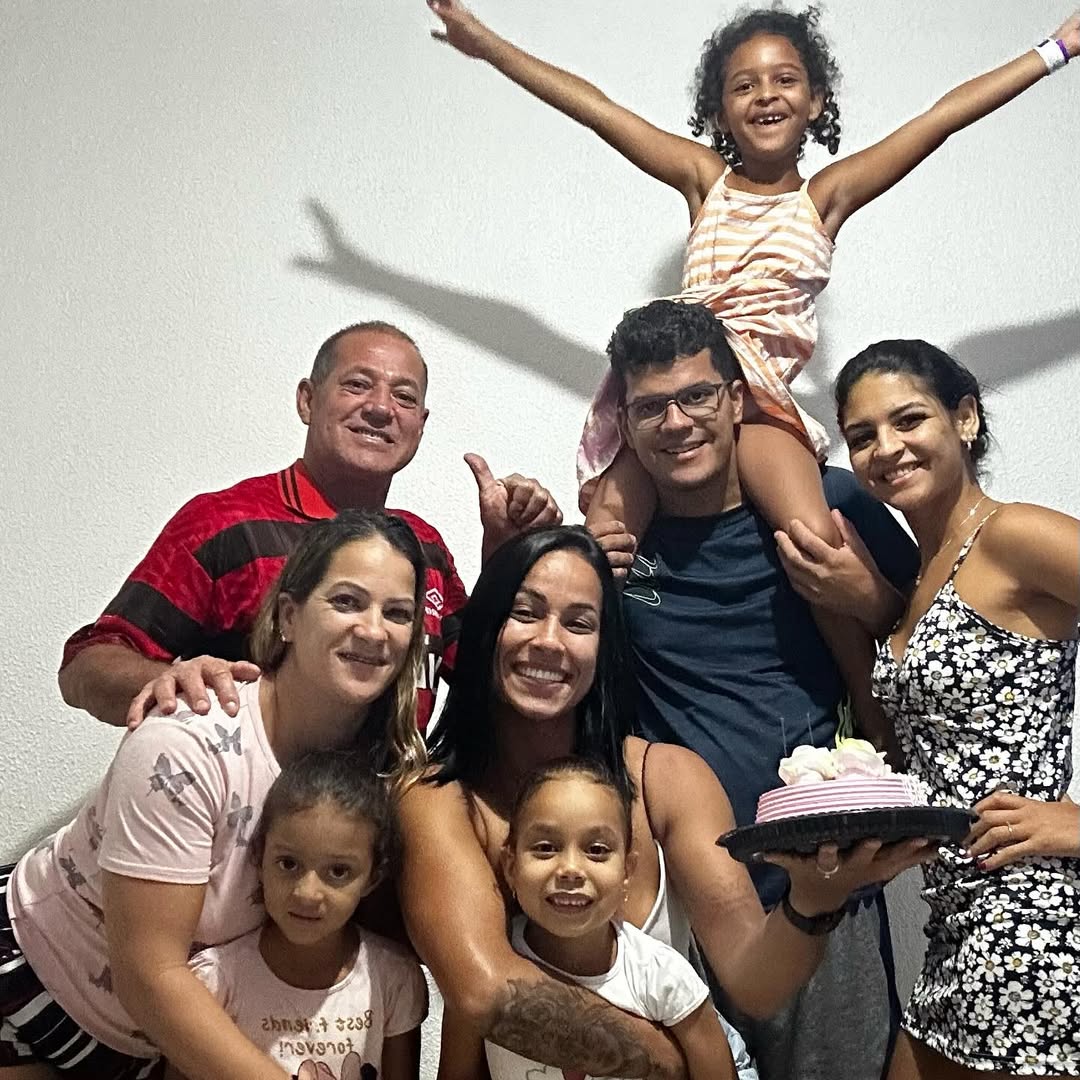 Karla Nogueira poses with family, dated November 16, 2023 | Source: Instagram/karla_nogueiira