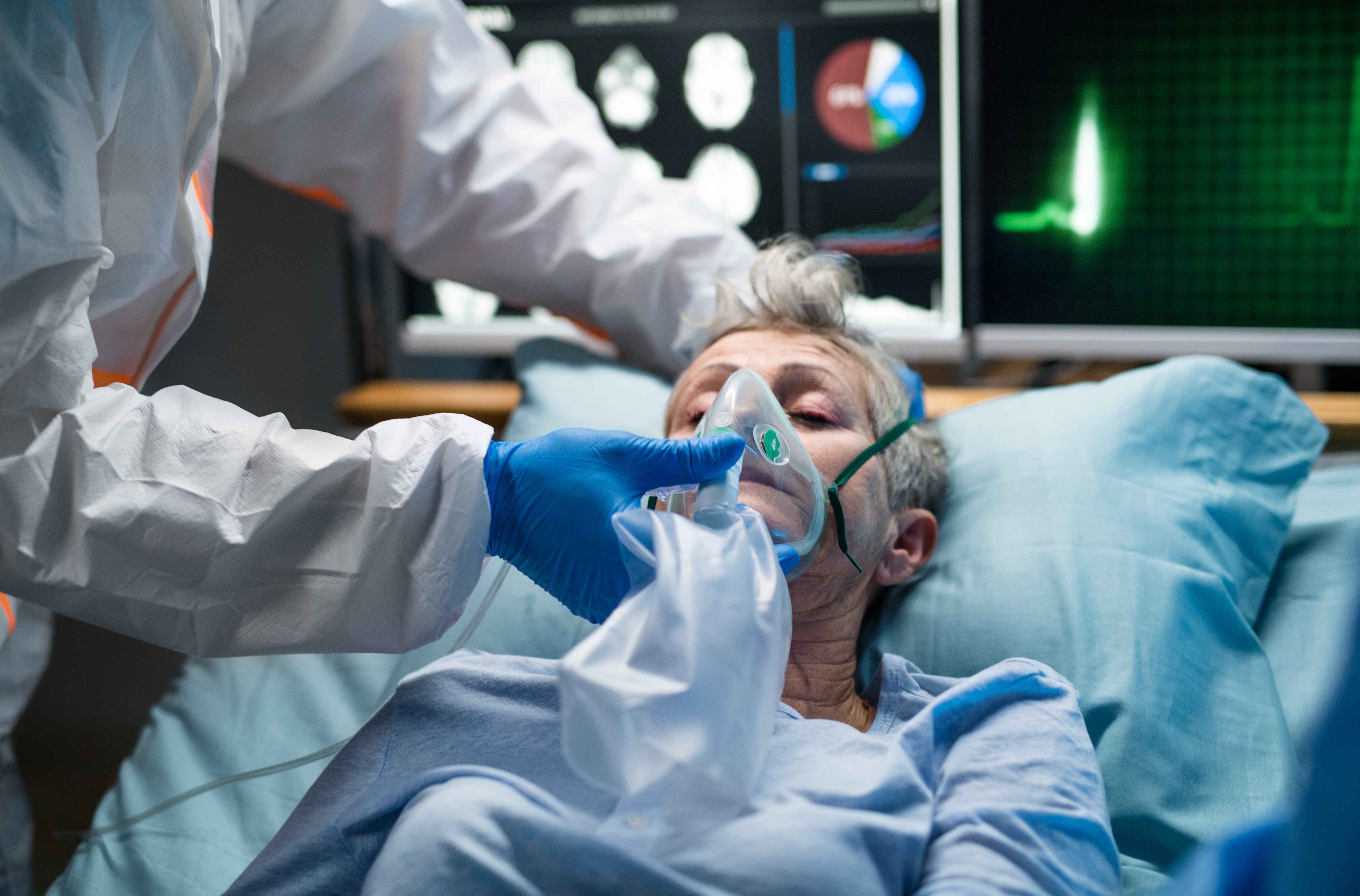 Médico pone una máscara de oxígeno a una paciente. | Foto: Shutterstock