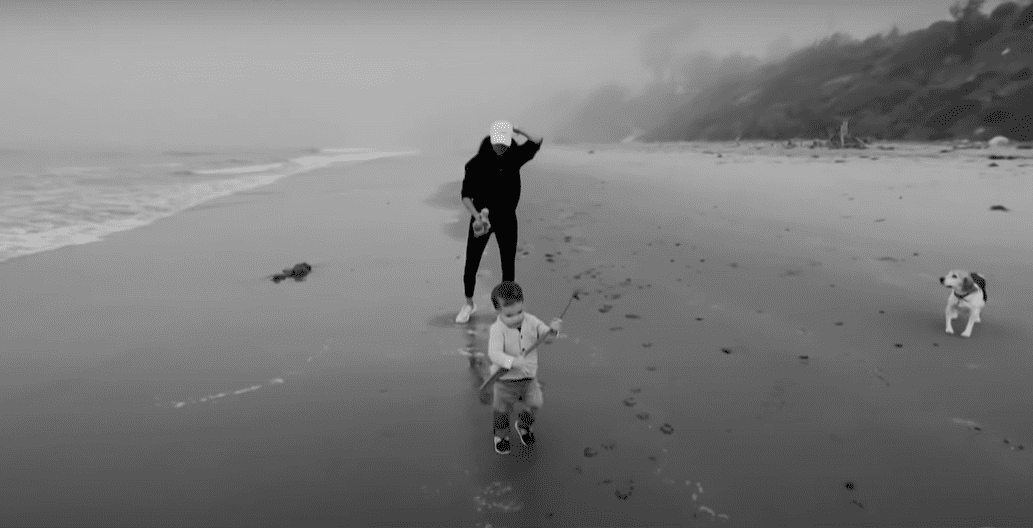 Archie y Meghan en la playa. | Foto: YouTube/ Access