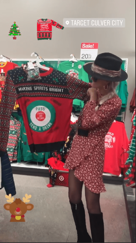 Joy et Laeticia Hallyday achètent des pulls de Noël . | Photo : Story Instagram / lhallyday