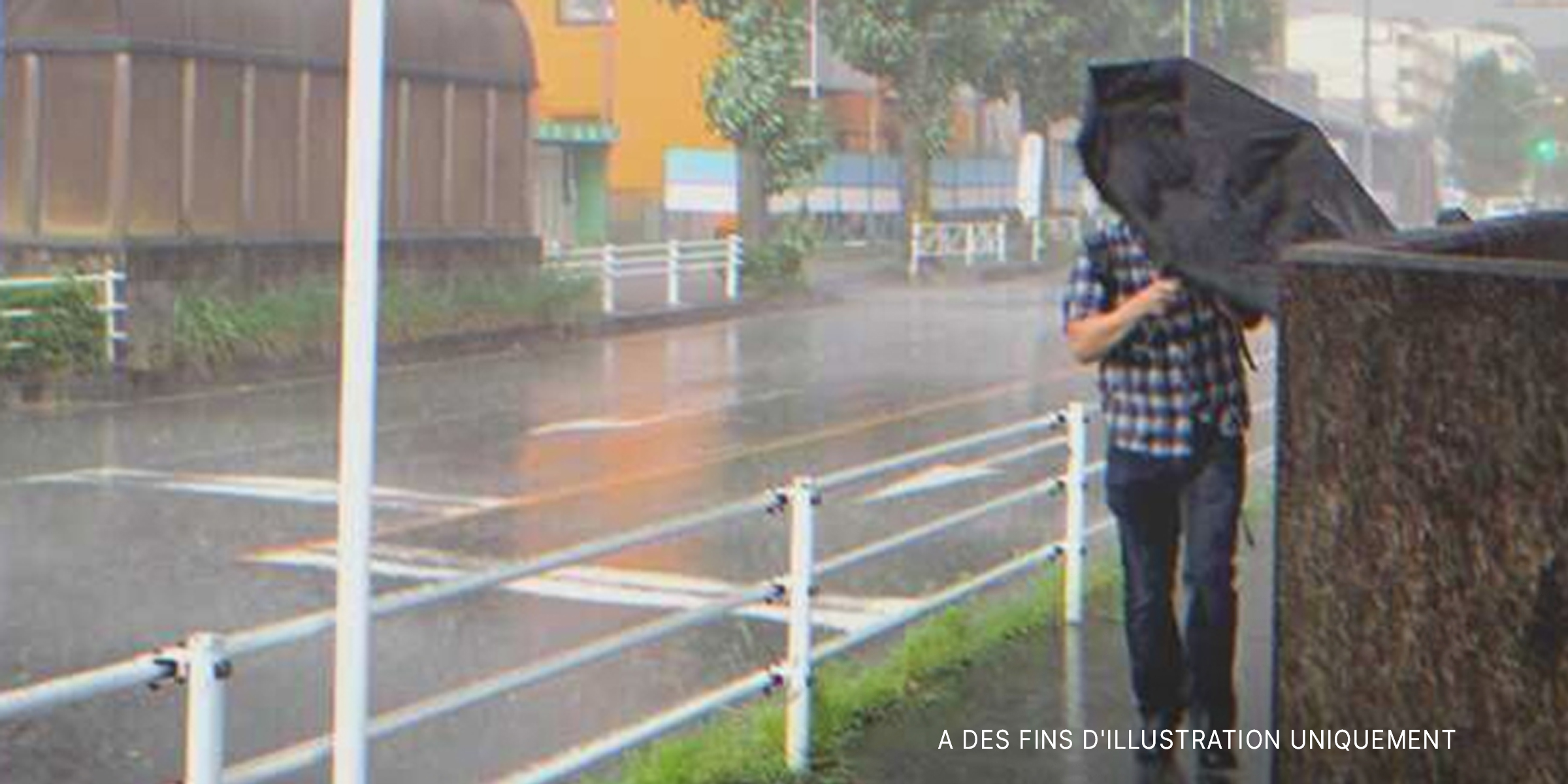 Un homme sous la pluie | Source : Shutterstock