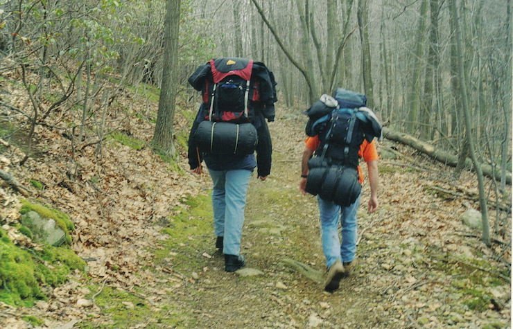 Two guys hiking together in the woods | Photo: Flickr