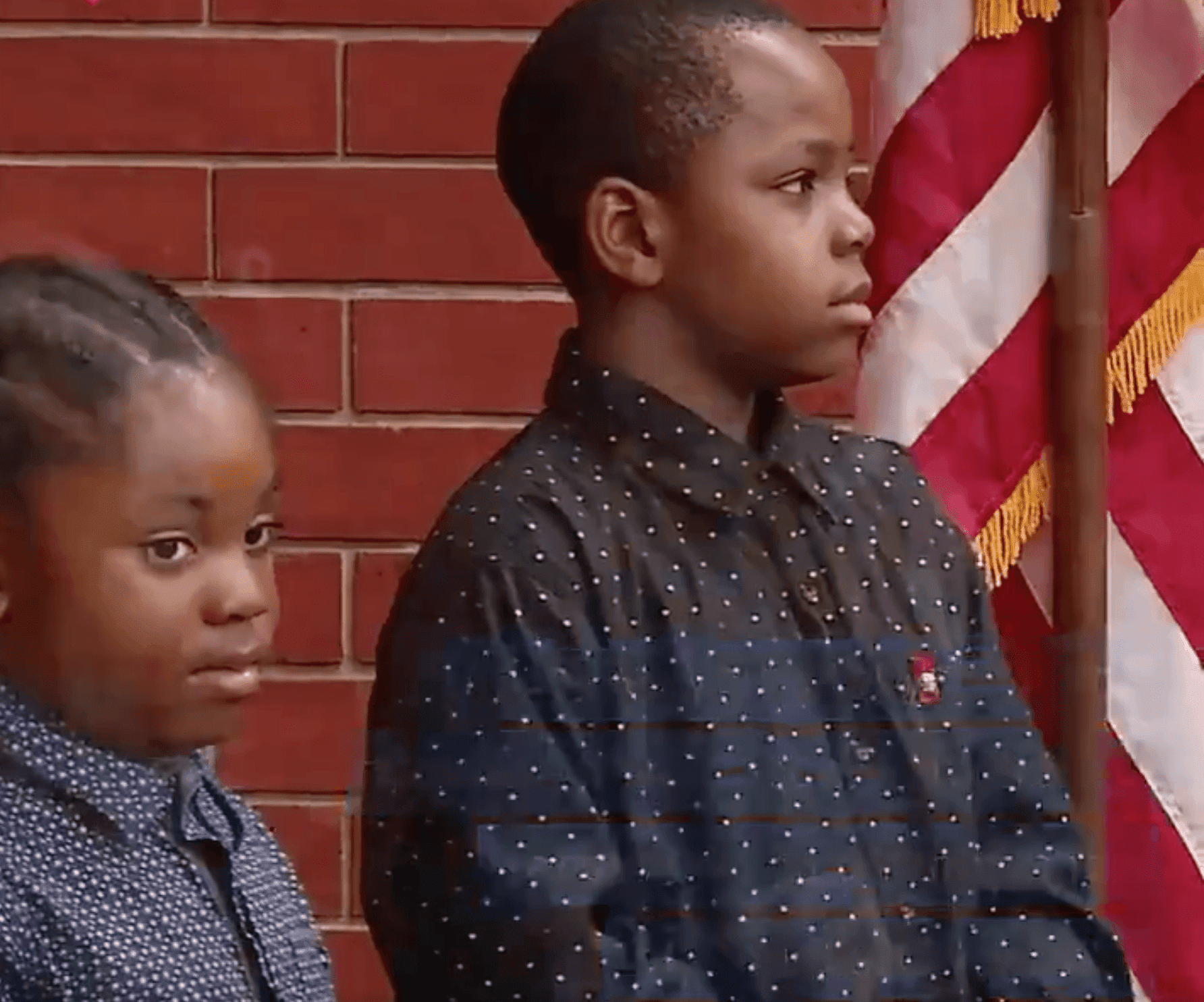 The boys, Derrick and Thomas, who stopped to declare the Pledge of Allegiance | Photo: Twitter/CBS News