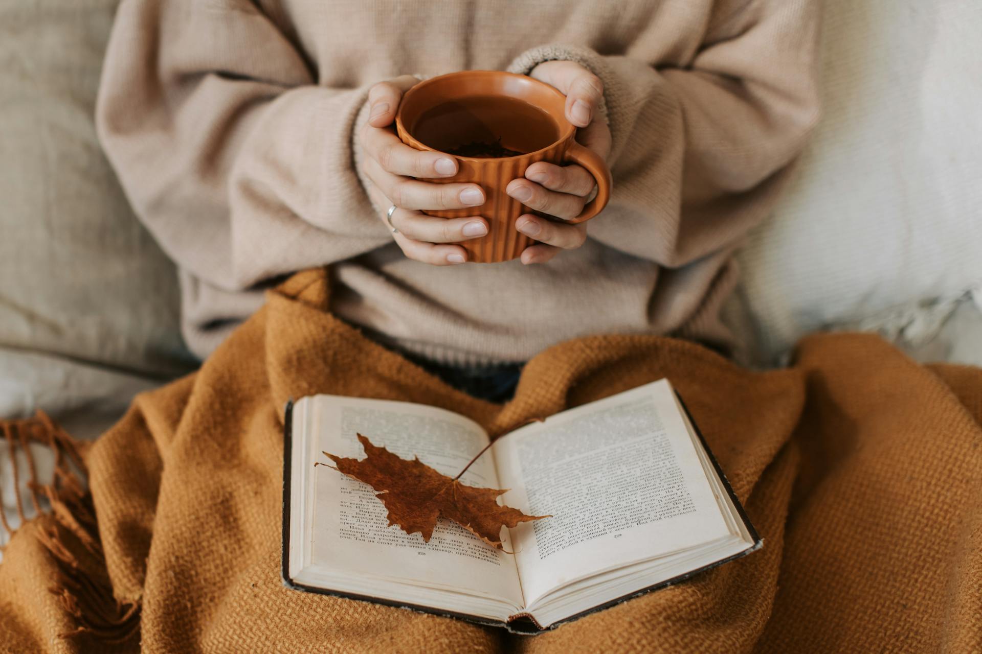 A woman holding a mug of tea | Source: Pexels