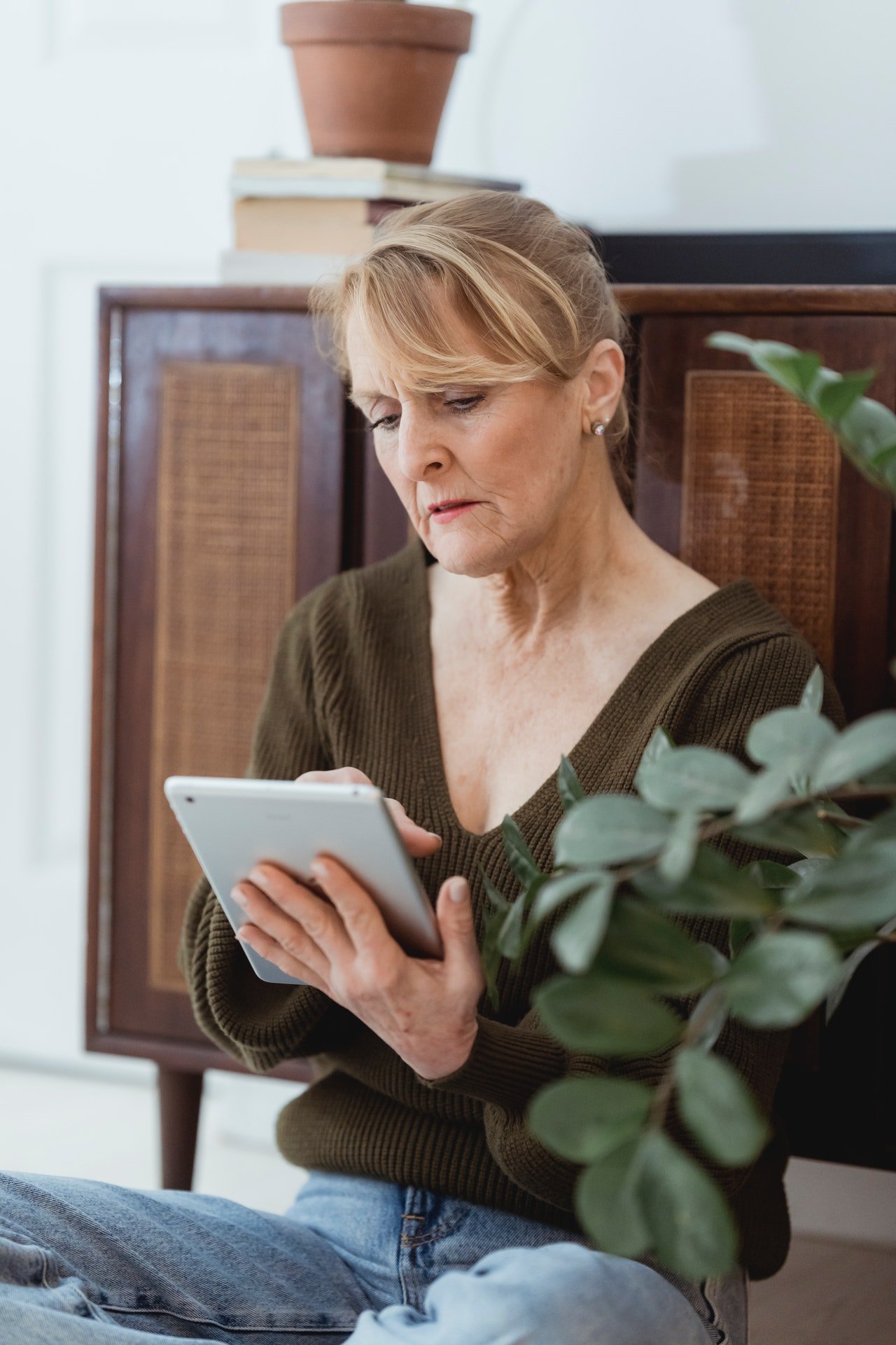 Mujer usando una tableta. | Foto: Pexels