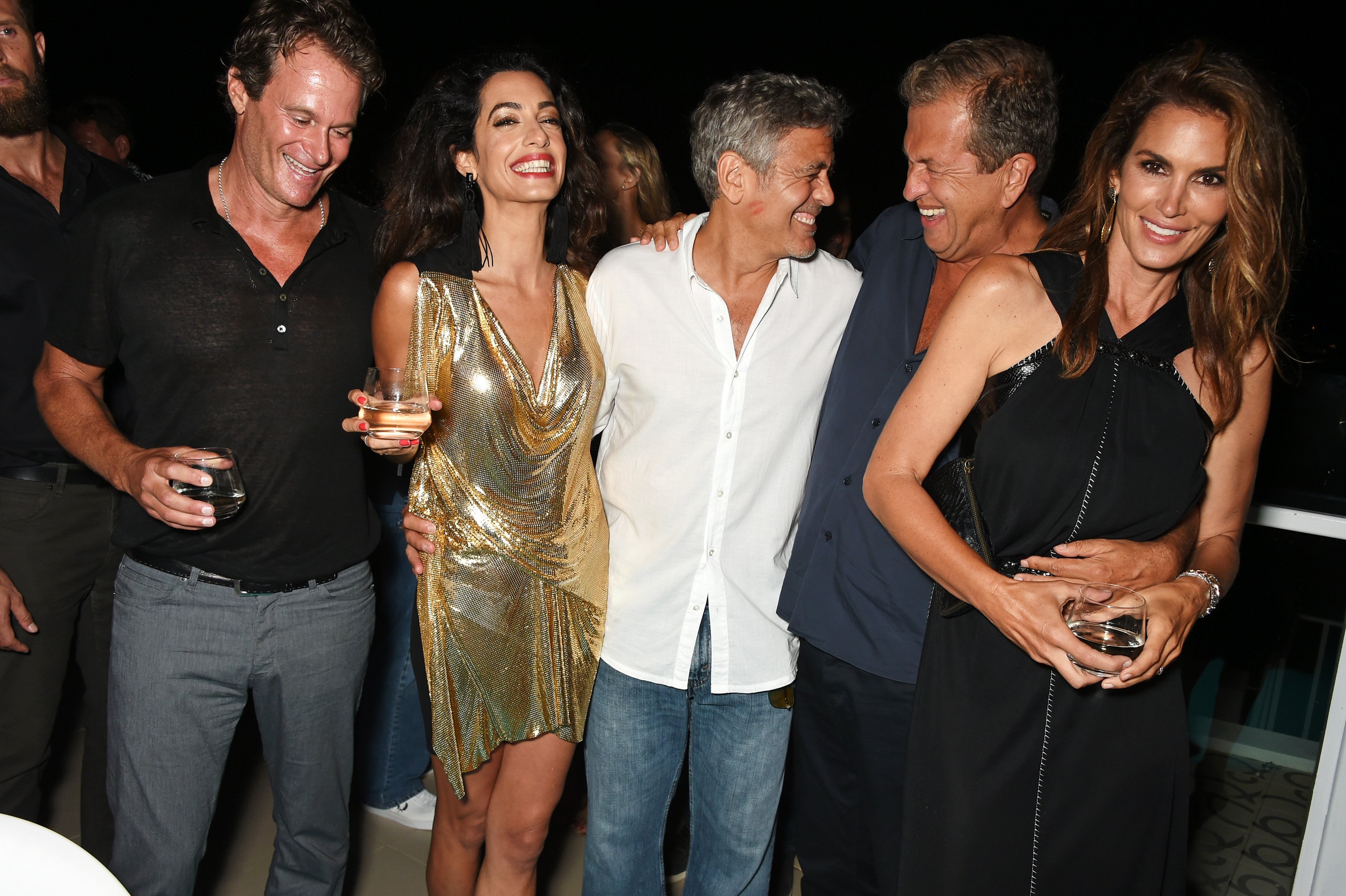 Mike Meldman, Amal Clooney, su esposo George Clooney, Rande Gerber y su esposa Cindy Crawford en el lanzamiento oficial de Casamigos Tequila en Ibiza y España en Ushuaia Ibiza Beach Hotel, el 23 de agosto de 2015 en Ibiza, España. | Foto: Getty Images