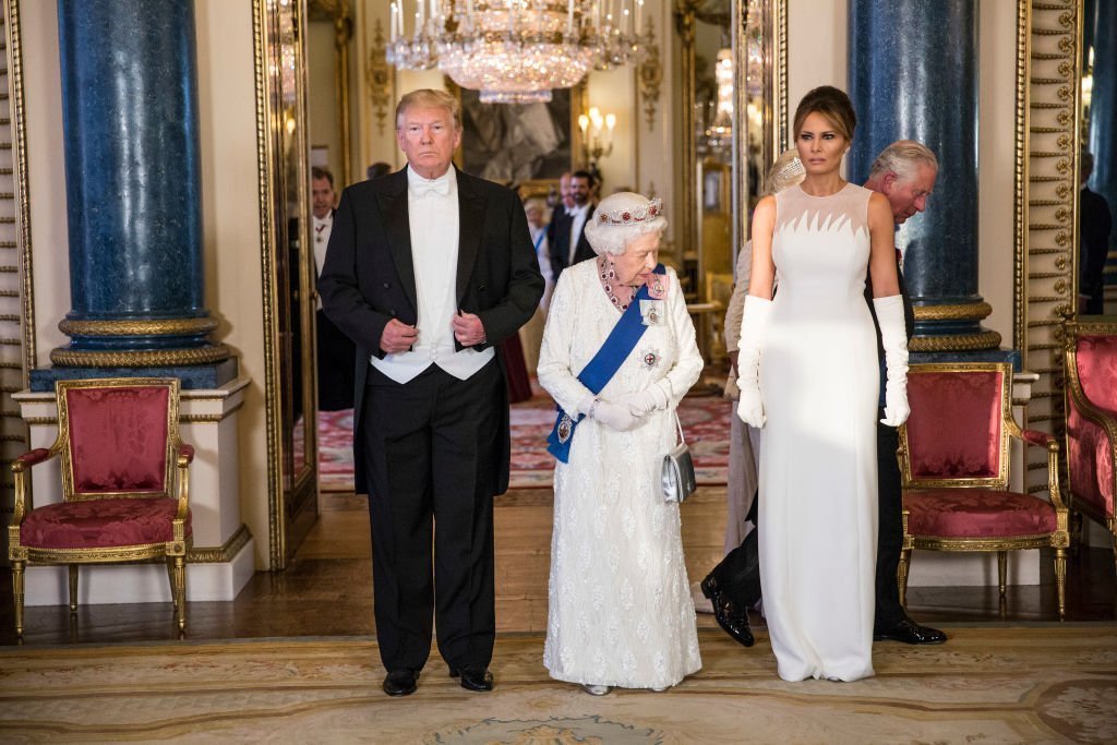 Queen Elizabeth II (C),U.S. President Donald Trump (L) and First Lady Melania Trump (R) attend a State Banquet at Buckingham Palace on June 3, 2019 in London, England. | Photo: Getty Images