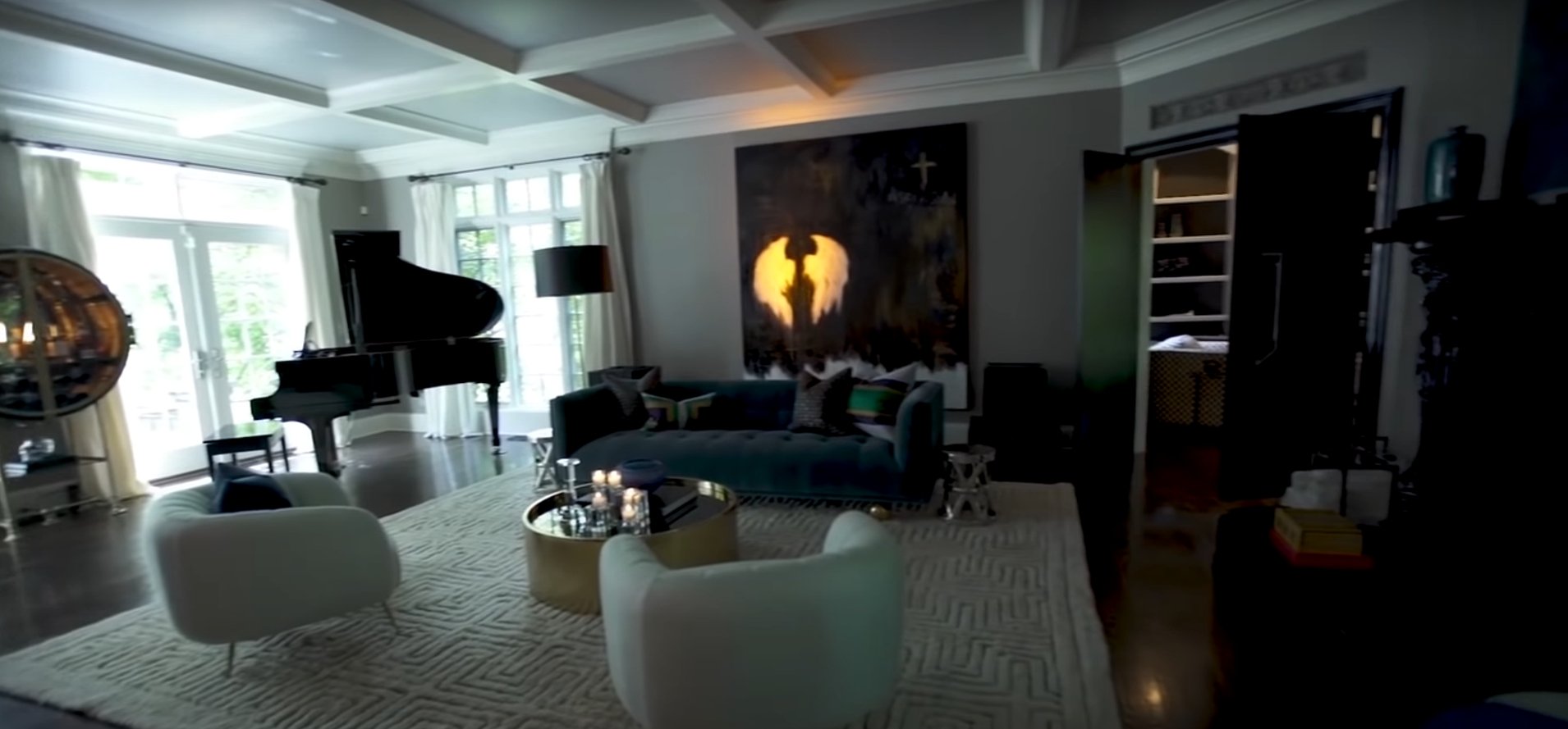 Picture of the interior design of the family room of Wahlberg's and McCarthy's home | Source: YouTube/People