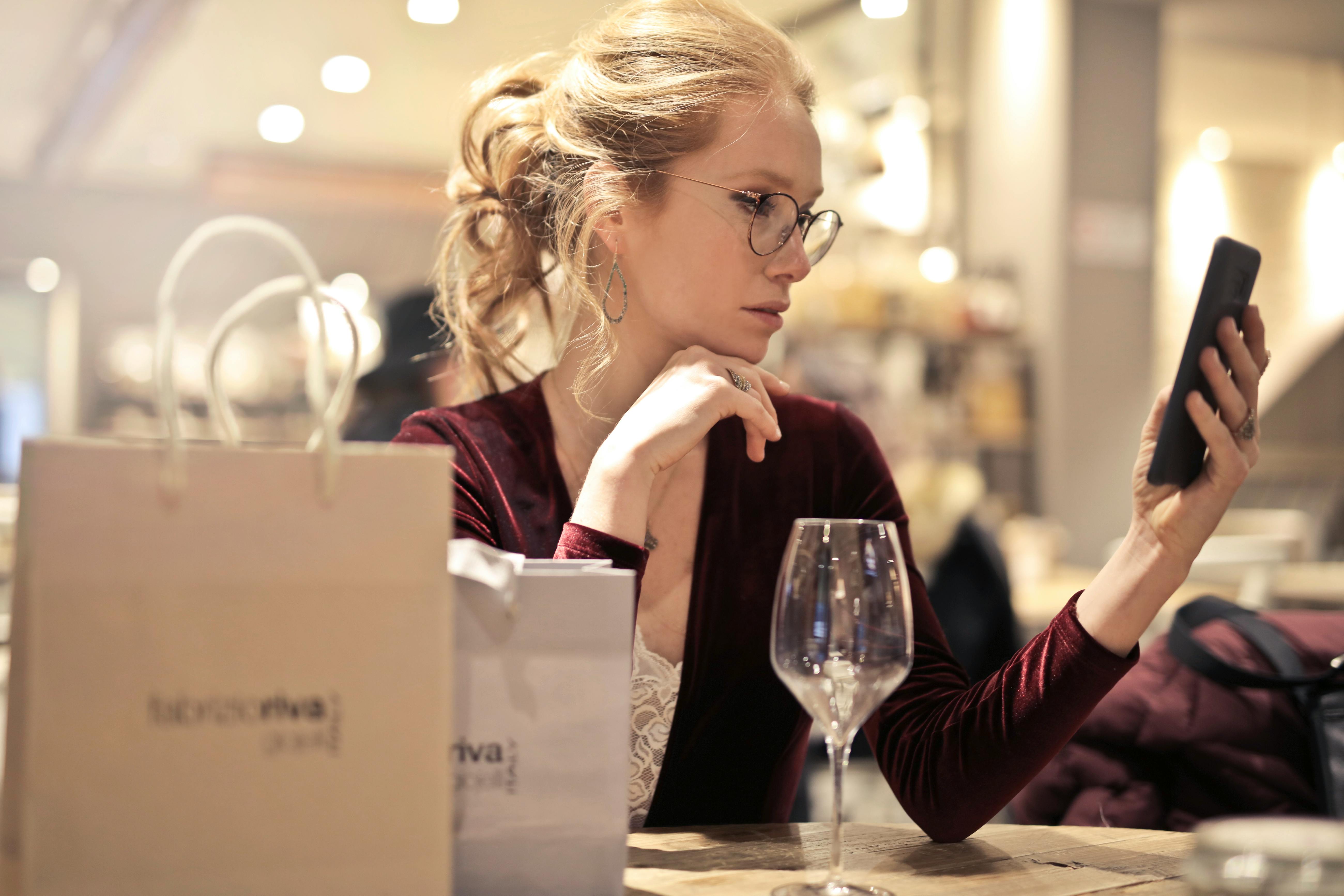 Rich woman in a restaurant | Source: Pexels