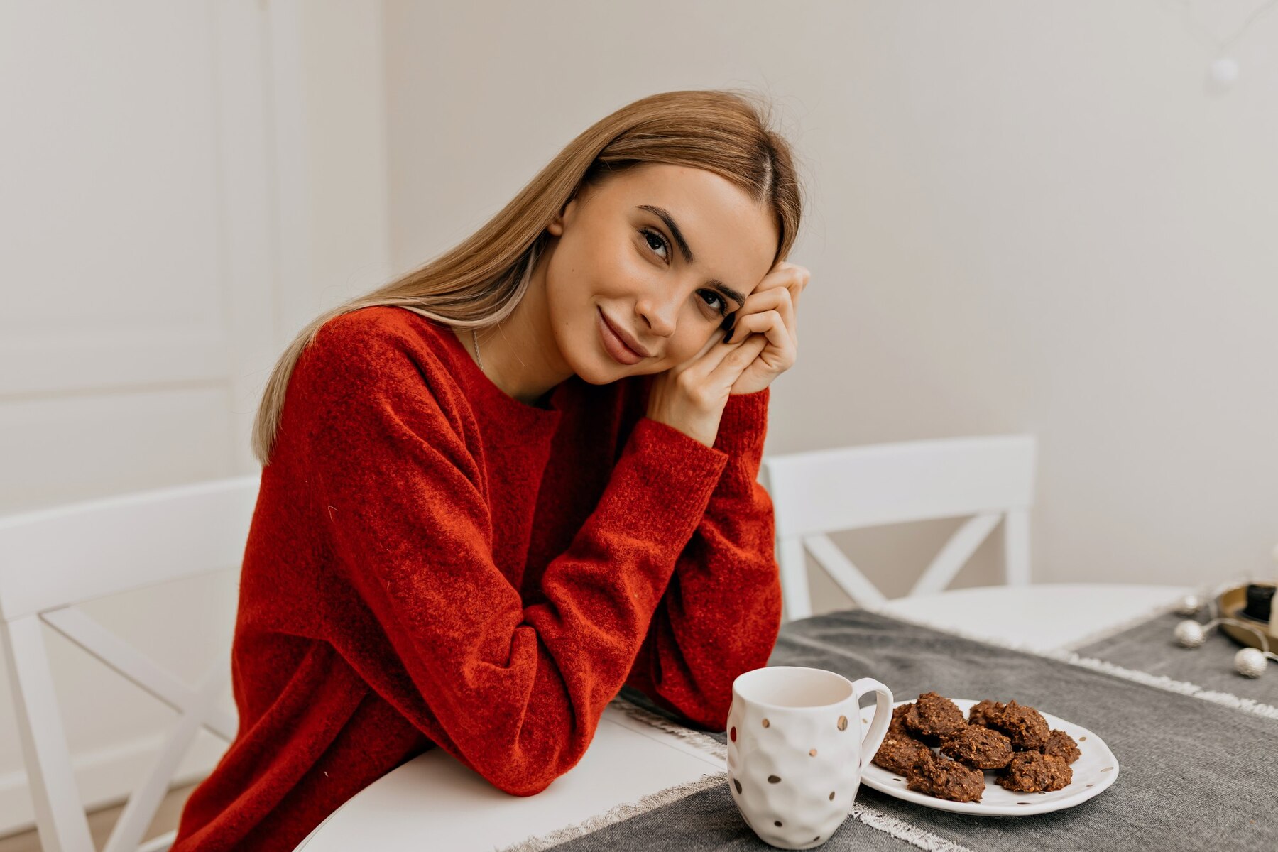 A smiling woman at breakfast | Source: Freepik