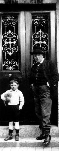 Jean Gabin (6 ans) avec son père Ferdinand Joseph Moncorge (né en 1868), artiste de MusicHall, en 1910. | Photo : Getty Images