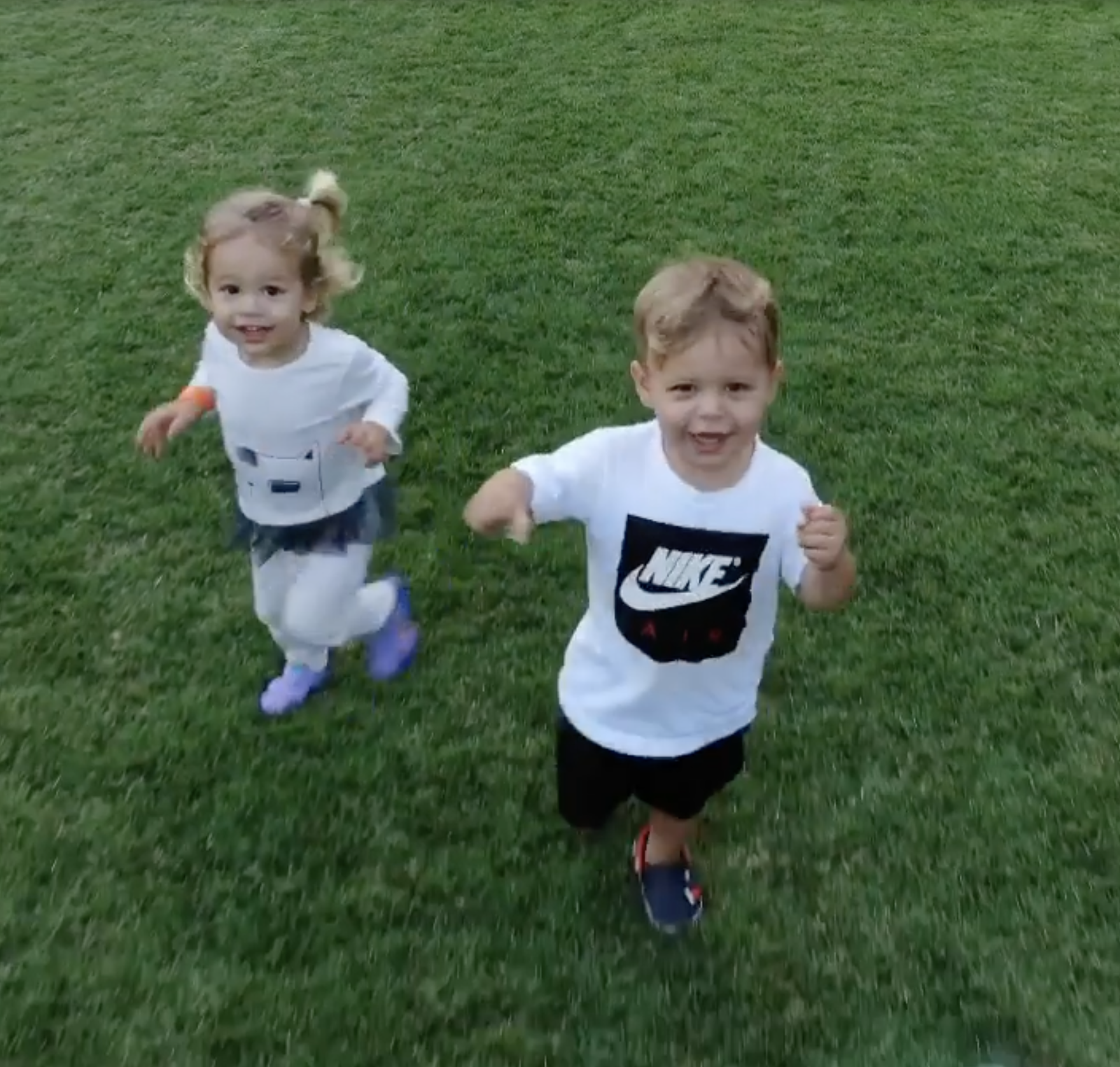 Nicholas and Lucy Iglesias running through a garden towards a drone camera, from a post dated January 2, 2020 | Source: Instagram/annakournikova
