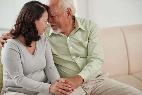 Pareja de adultos dándose apoyo. | Foto: Shutterstock