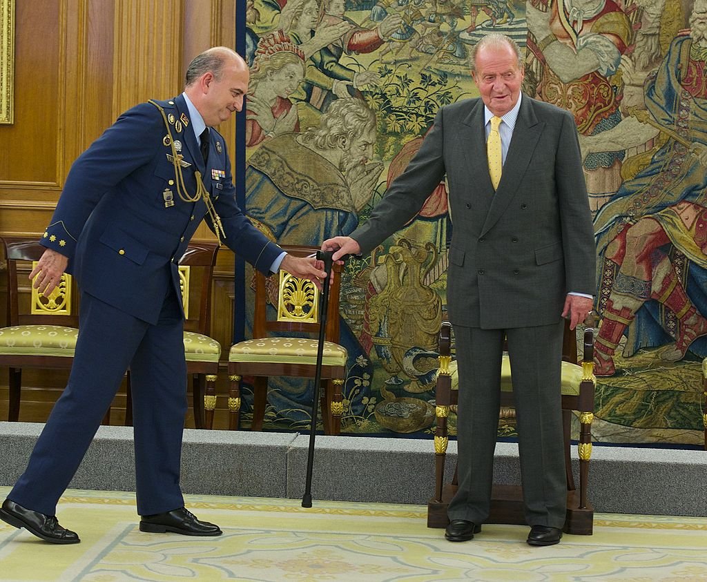 Nicolás Murga Mendoza y el rey Juan Carlos I en el Palacio de la Zarzuela, el 8 de abril de 2014 en Madrid, España. | Foto: Getty Images