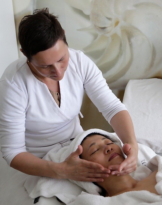 Massage du visage. | Photo : Pixabay