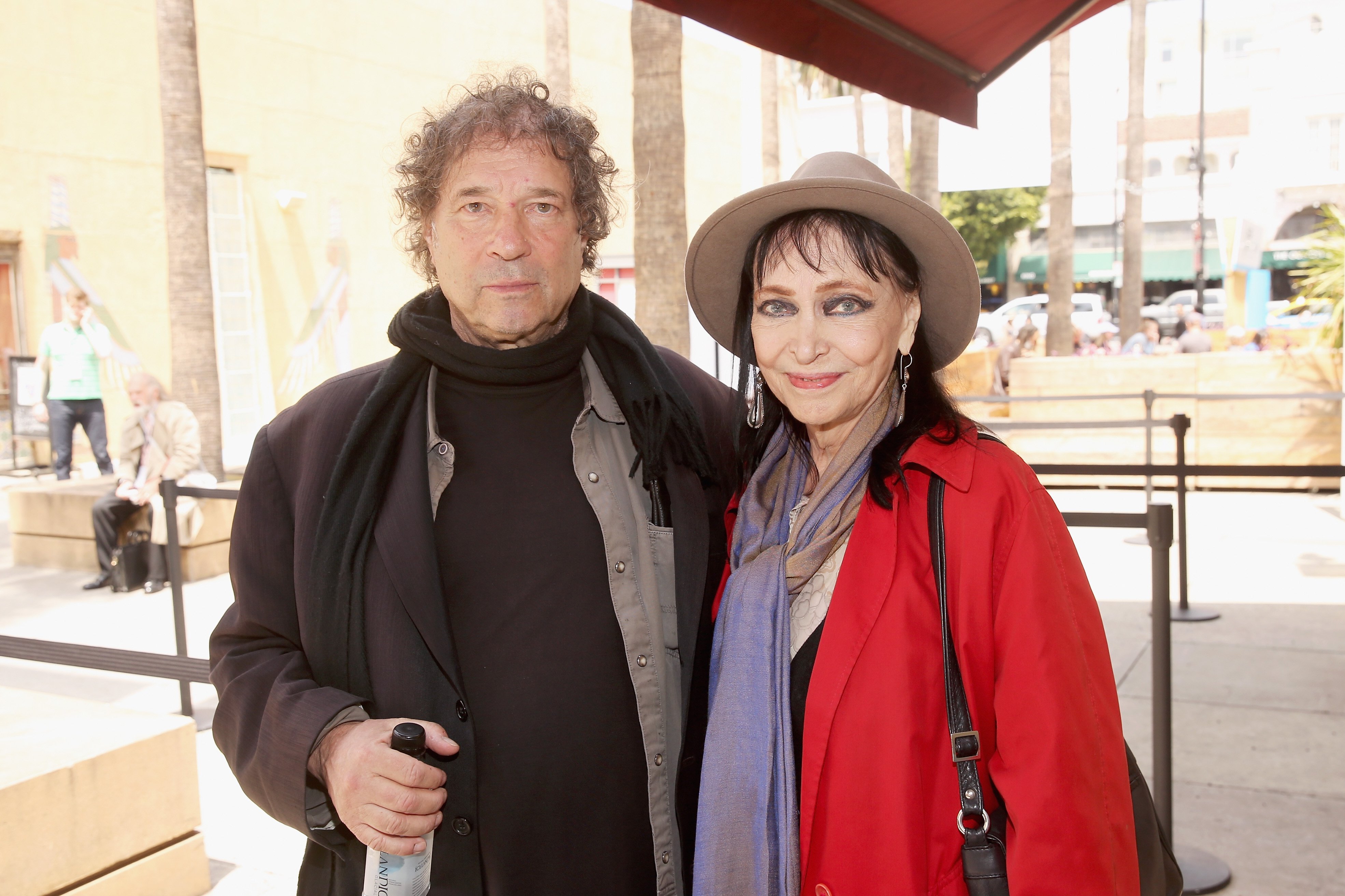 Dennis Berry et l'actrice Anna Karina assistent à la projection de "He Ran All The Way" au cours de la deuxième journée du TCM Classic Film Festival 2016 le 29 avril 2016 à Los Angeles. | Photo : Getty Images