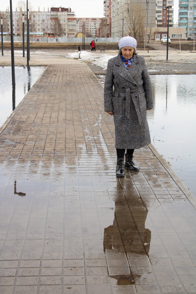 Mujer bajo la lluvia sin paraguas. | Foto: Shutterstock
