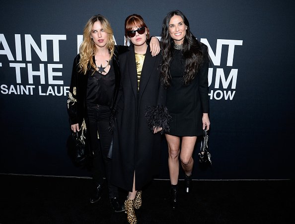 L'actrice Demi Moore et ses filles Scout Willis et Tallulah Willis assistent au spectacle Saint Laurent au Hollywood Palladium | Photo: Getty Images