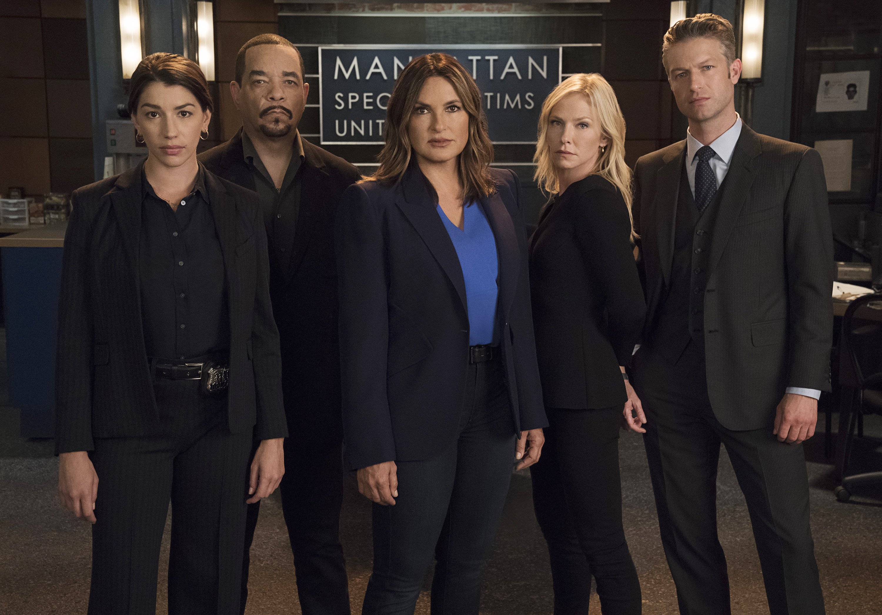 Jamie Gray Hyder, Ice T, Mariska Hargitay, Kelli Giddish, and Peter Scanavino pose for "Law & Order: SVU" in September 2019 | Photo: Getty Images