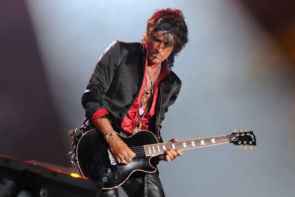 El guitarrista Joe Perry durante su concierto de la banda Hollywood Vampires en Rock in Rio 2015 en Río de Janeiro, Brasil. | Fuente:Shutterstock El guitarrista Joe Perry durante su concierto de la banda Hollywood Vampires en Rock in Rio 2015 en Río de Janeiro, Brasil. | Fuente:Shutterstock
