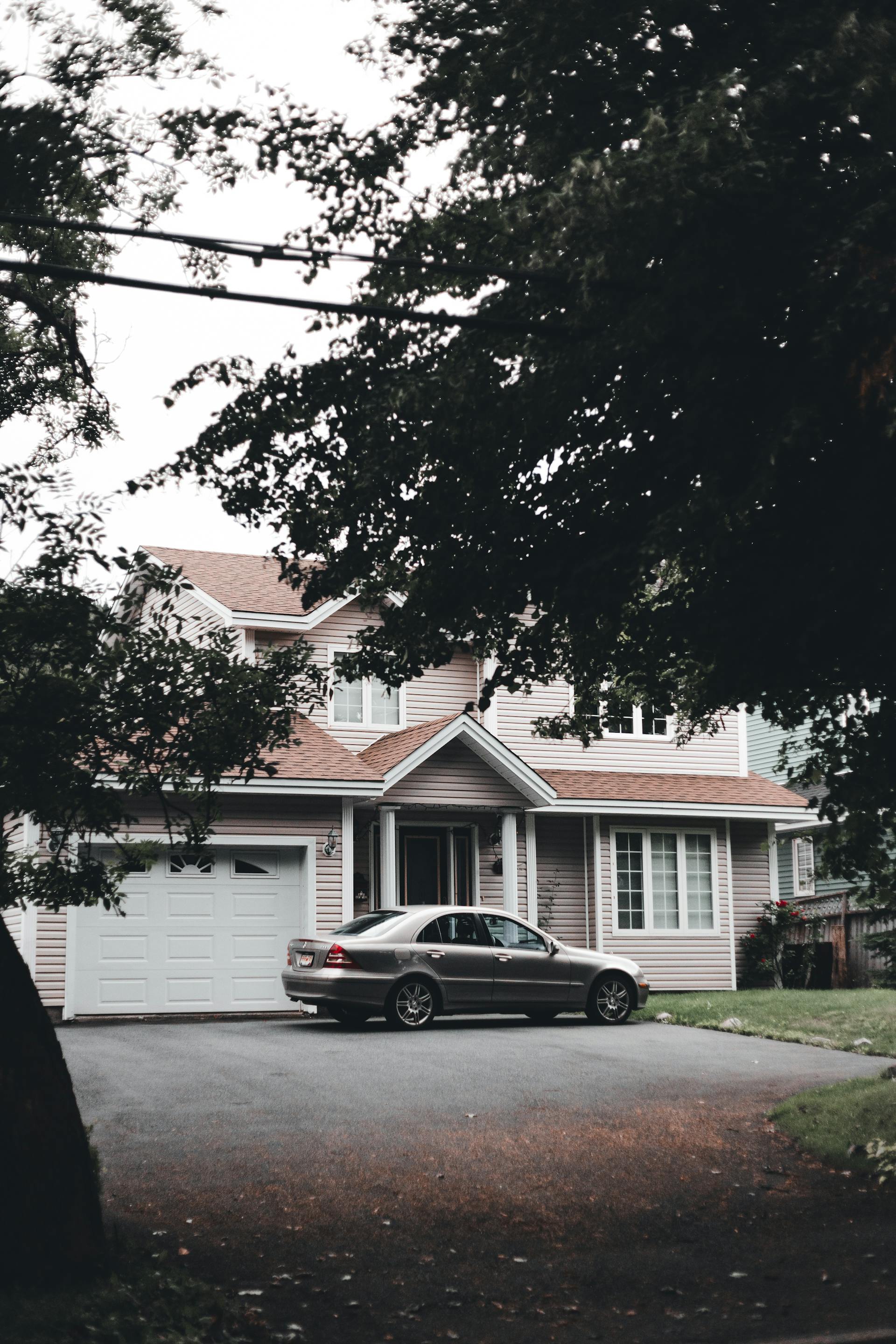 A car outside a house | Source: Pexels