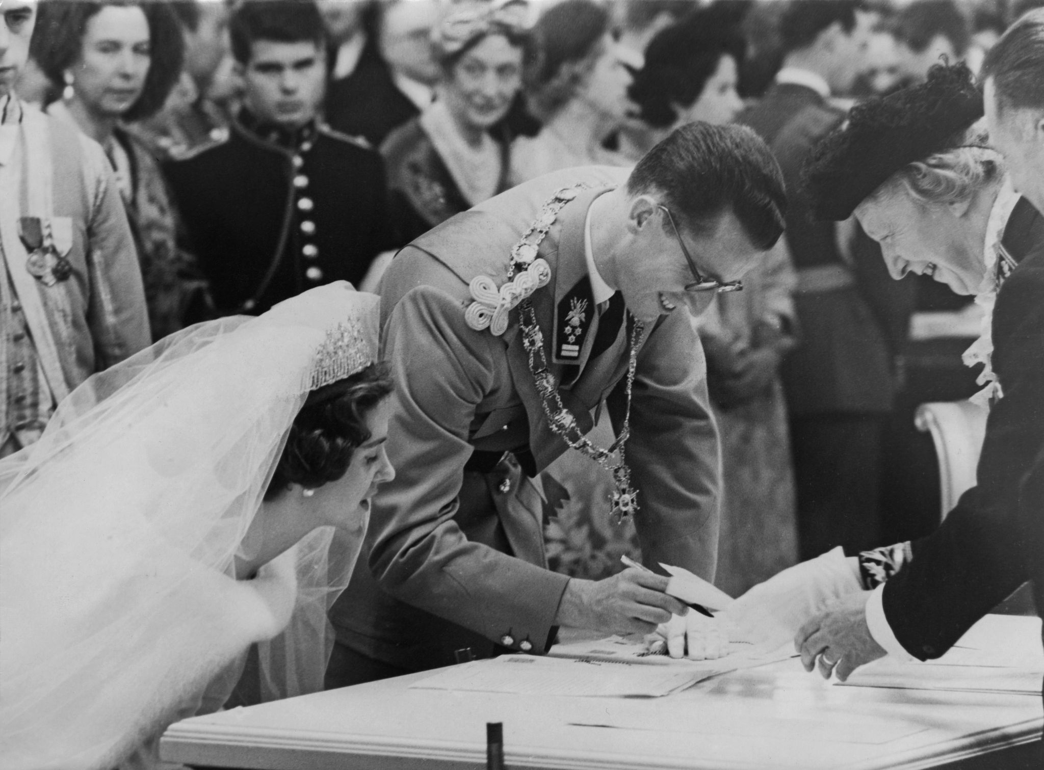 Fabiola de Mora y Aragón y el rey Balduino I de Bélgica el 15 de diciembre de 1960. │Foto: Getty Images