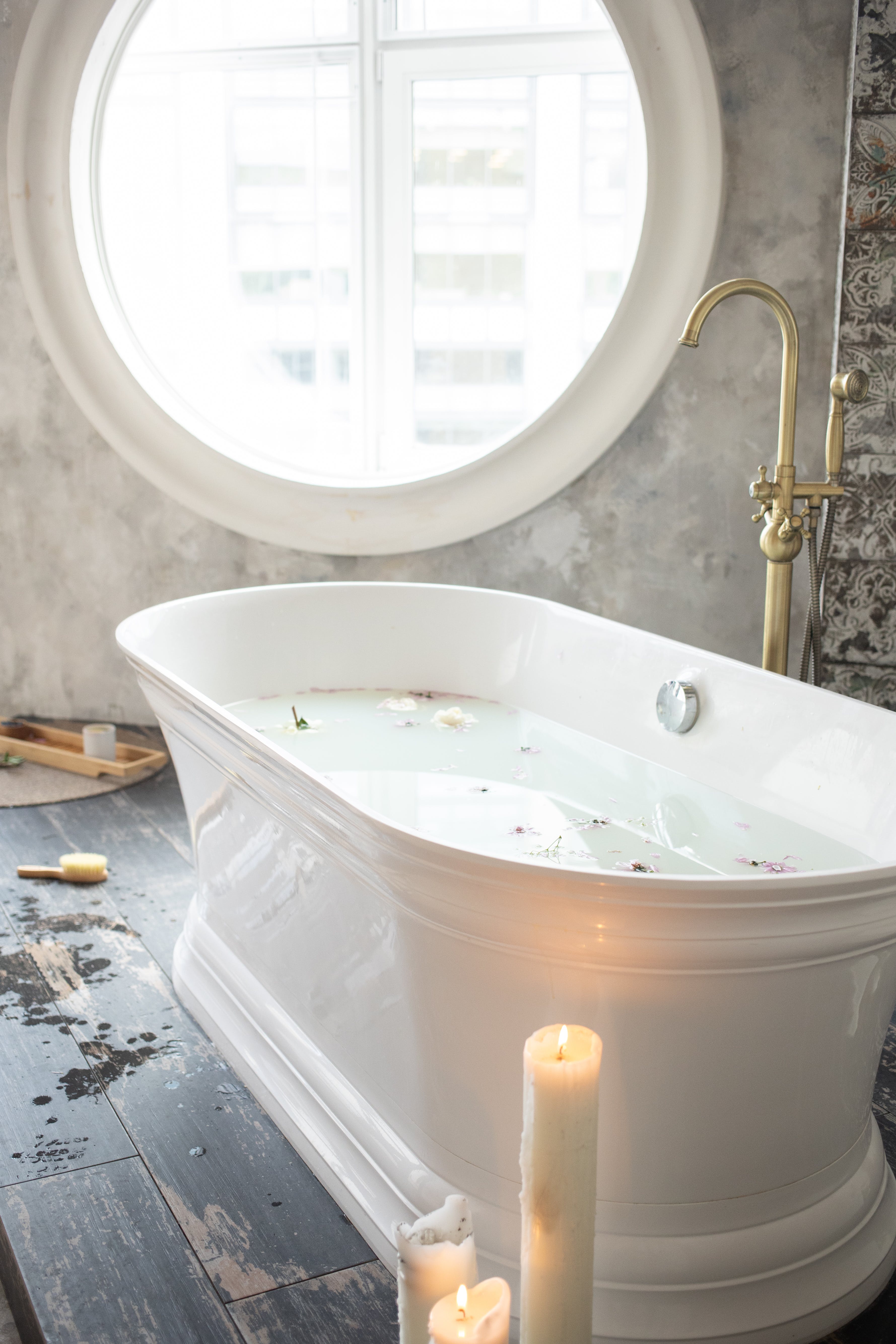 Bath tub filled with water. | Source: Pexels