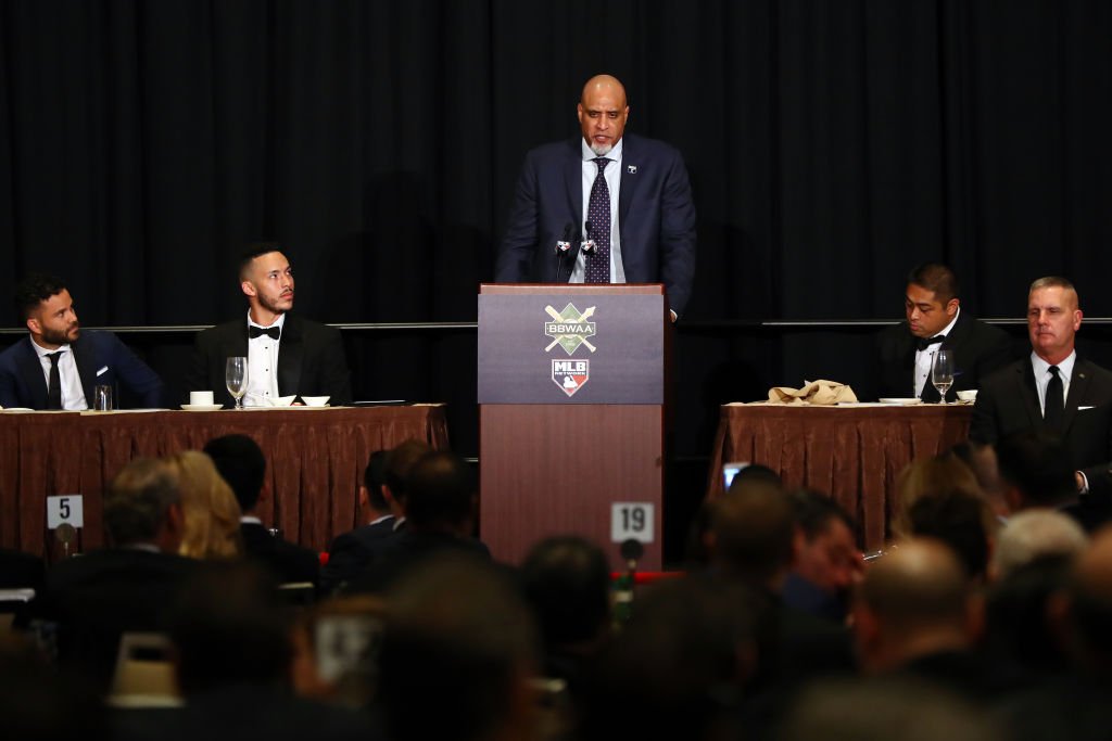 Tony Clark, Executive Director of the MLBPA, speaks during the 2018 Baseball Writers' Association of America awards dinner on Sunday, January 28, 2018 | Photo: Getty Images