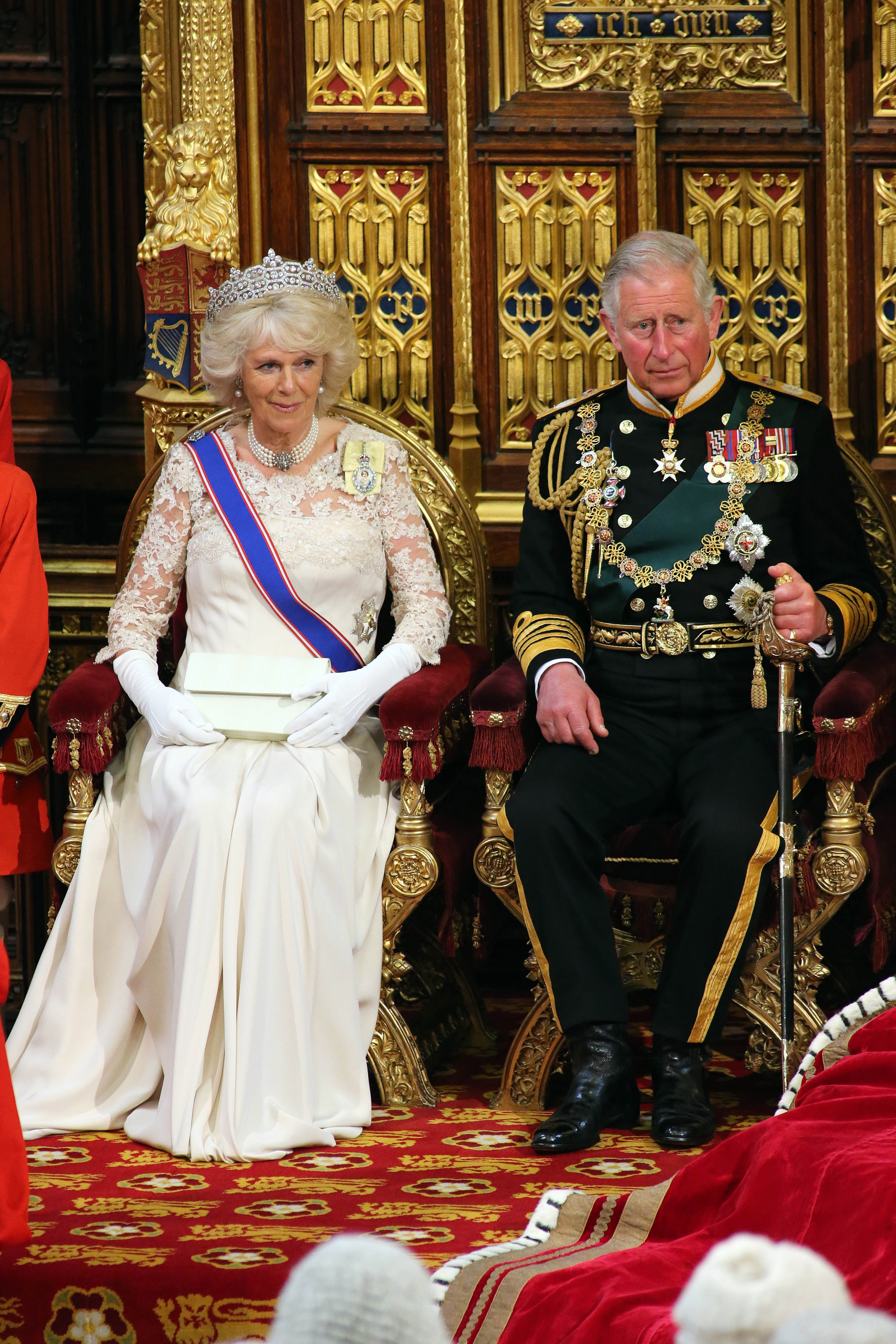 Camilla, duchesse de Cornouailles, et le prince Charles, prince de Galles, assistent à l'ouverture officielle du Parlement, le 8 mai 2013 à Londres, en Angleterre. | Source : Getty Images  