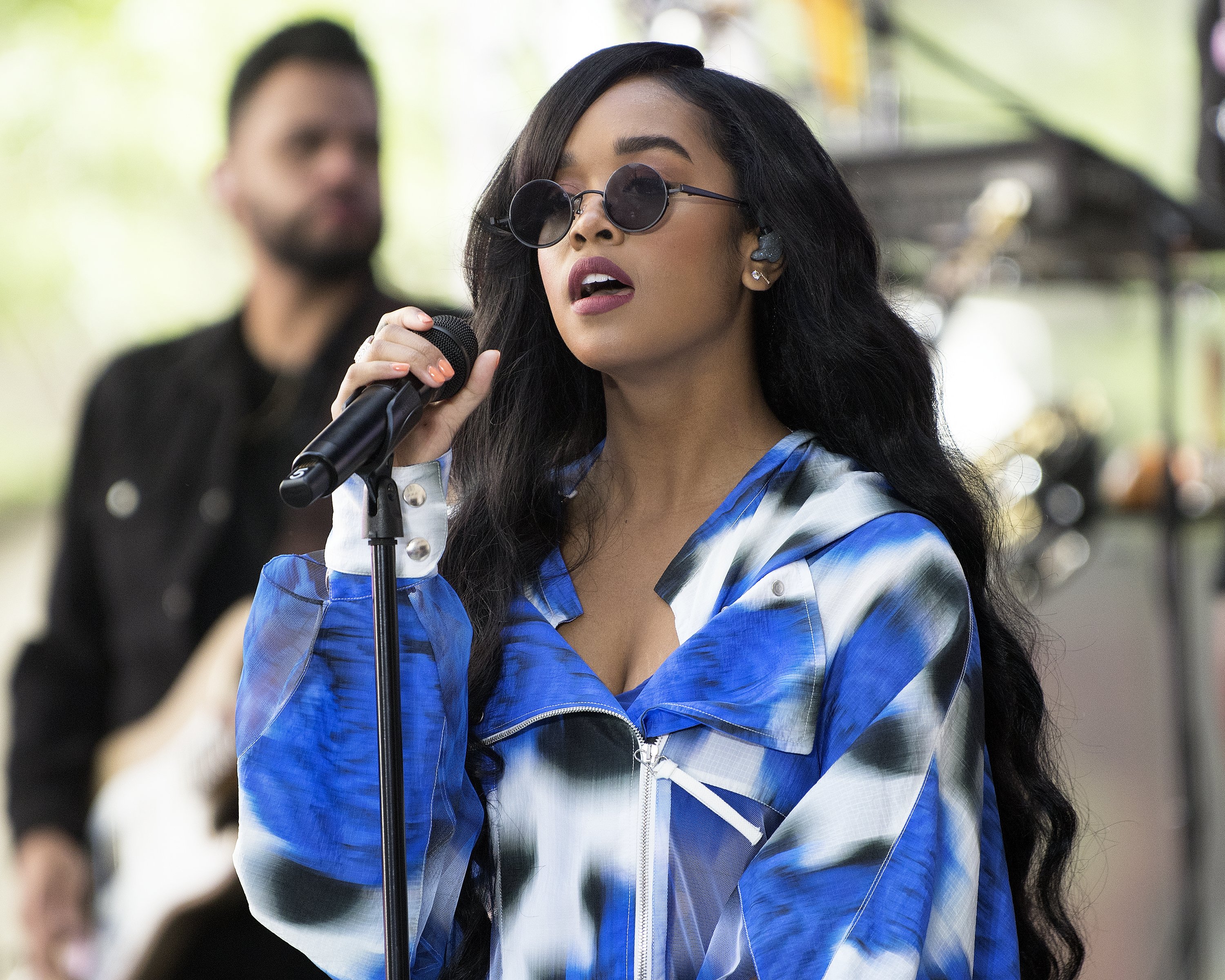  H.E.R. performing on the Today Show at Rockefeller Plaza in New York City | Photo: Debra L Rothenberg/Getty Images