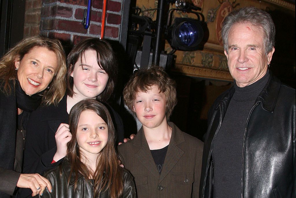 Warren Beatty and Annette Bening with their children Kathlyn, Benjamin, and Isabel at "Spring Awakening" on April 6, 2007 | Photo: Bruce Glikas/FilmMagic/Getty Images