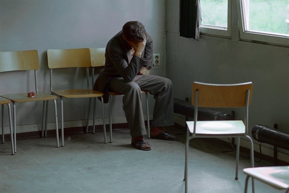 Un homme triste qui pense. | Photo : Getty Images
