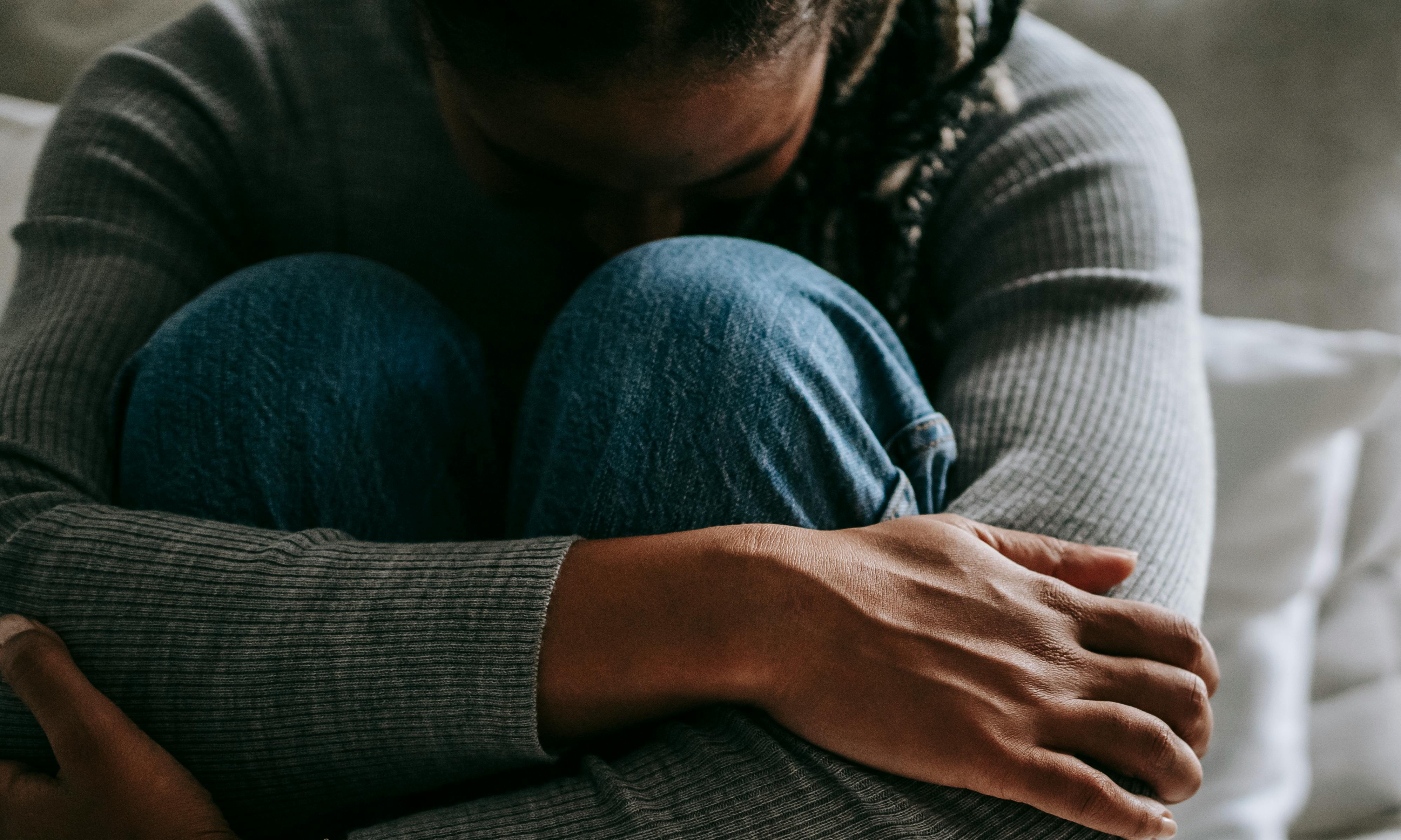 A young girl hugs her knees in sadness | Source: Pexels