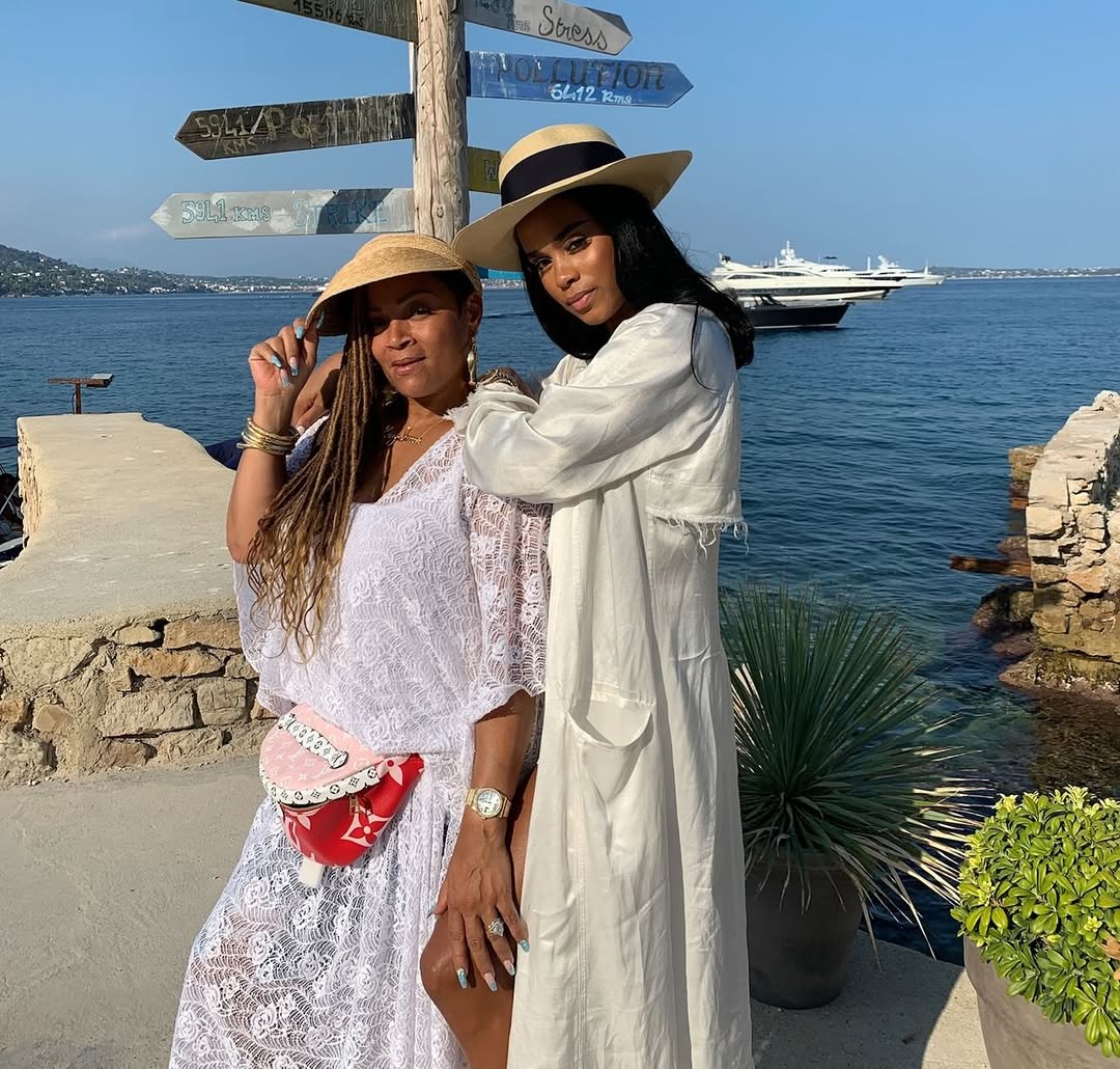 Simone and Samaria Smith, dated September 16, 2025 | Source: Instagram/sislovespurple