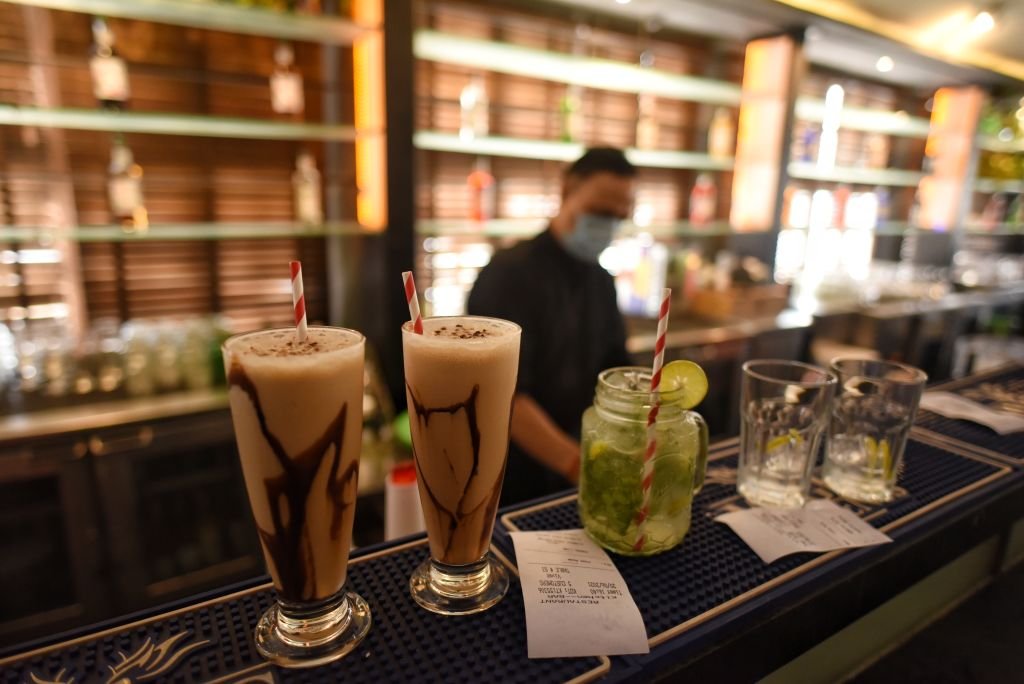 un barman au travail. |Photo : Getty Images