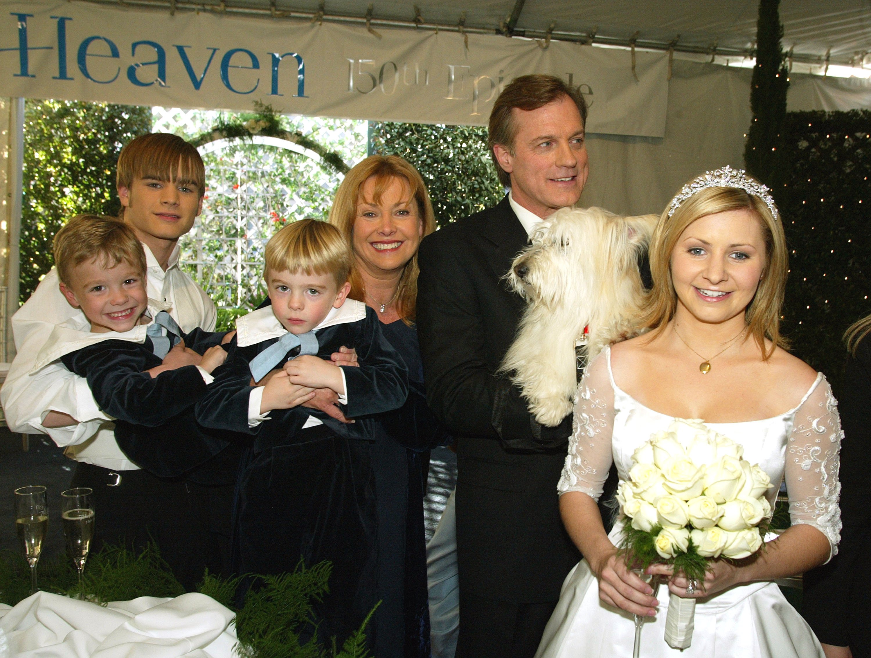 David Gallagher, twins Lorenzo and Nikolas Brino, Catherine Hicks, Stephen Collins, and Beverley Mitchell pose at a reception to celebrate 150 episodes of "7th Heaven" on February 20, 2003 in Los Angeles, California | Photo: Kevin Winter/Getty Images)