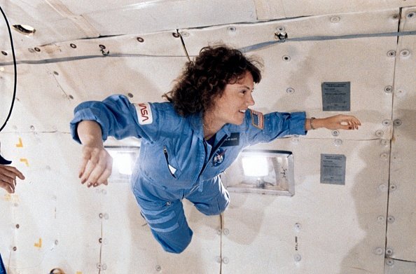 Christa McAuliffe during a microgravity flight aboard NASA's KC-135 zero-gravity aircraft on January 8, 1986. | Photo: Getty Images