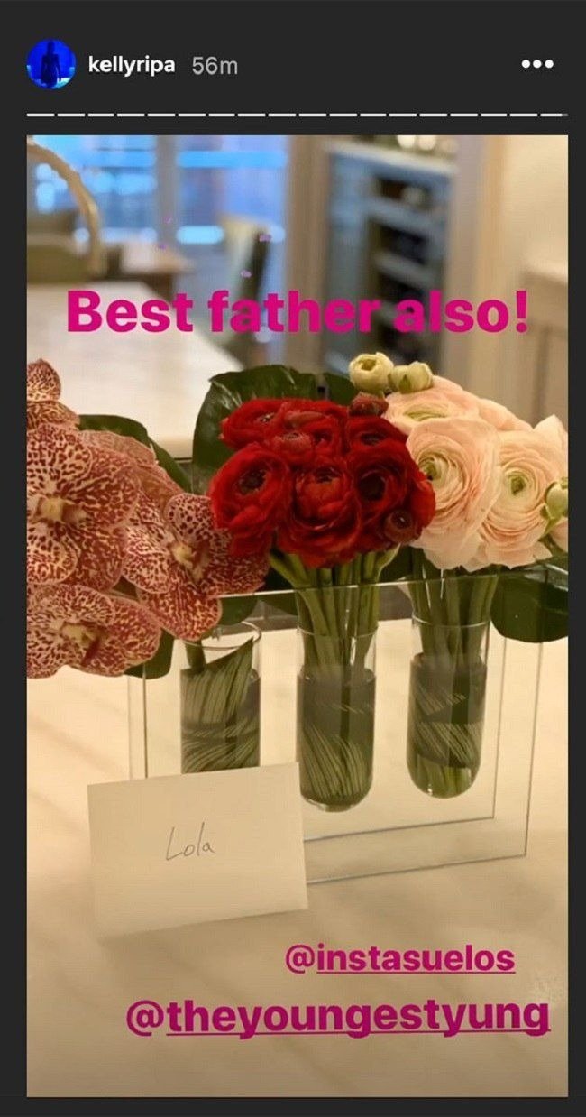 Photo of the flowers sent by Mark Consuelos on Valentine’s Day. | Photo: Instagram/ kellyripa