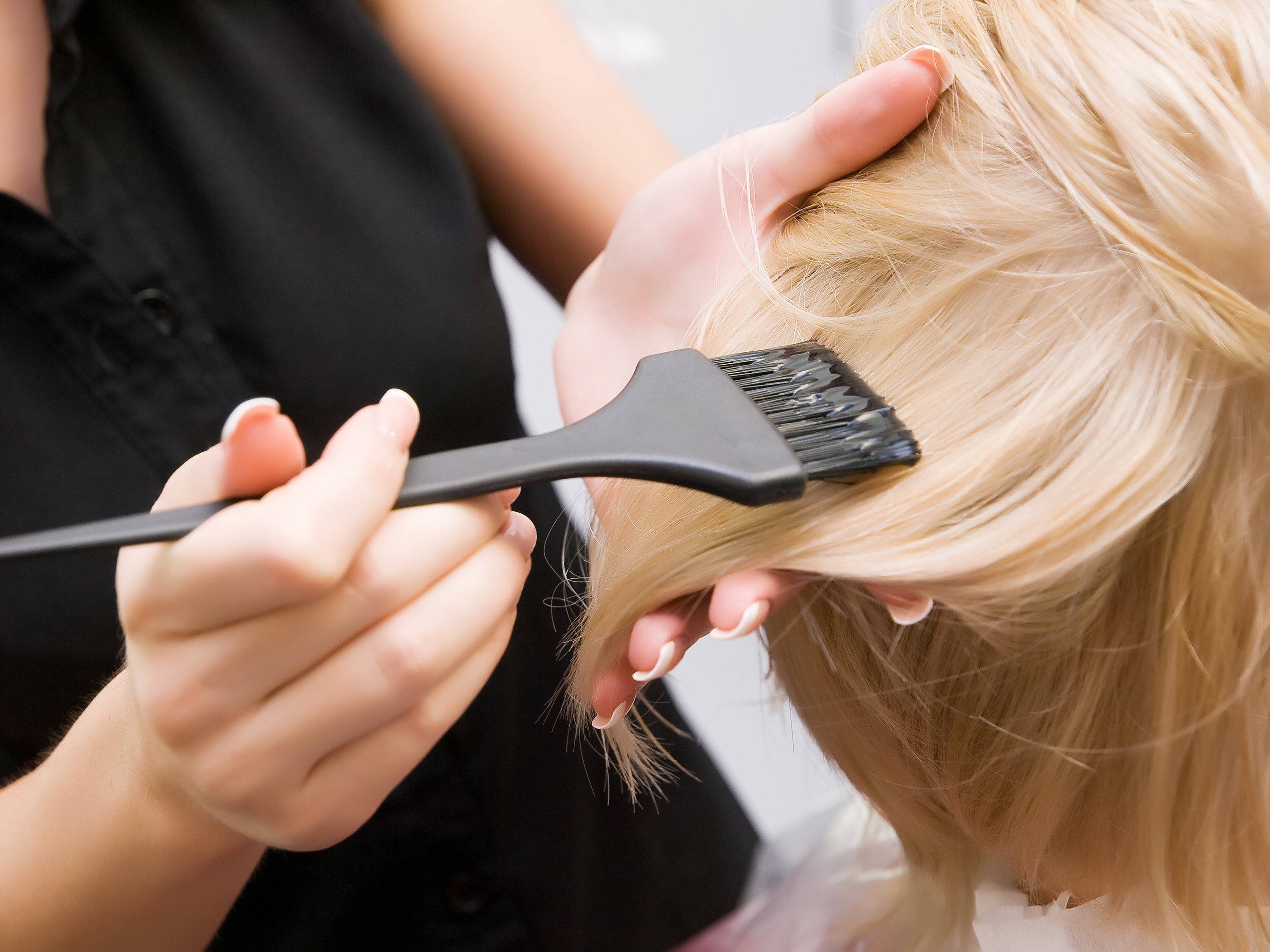 En train de se colorer les cheveux. | Photo : Getty Images