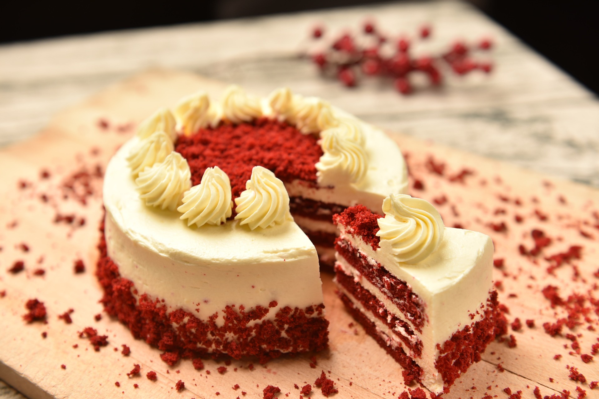 Red velvet cake lying on a wooden surface | Source: Pixabay