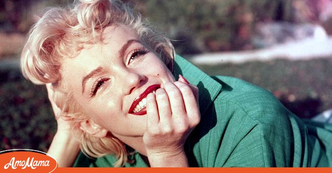 Die Schauspielerin Marilyn Monroe posiert 1954 in Palm Springs, Kalifornien, für ein Porträt auf dem Rasen. | Quelle: Getty Images
