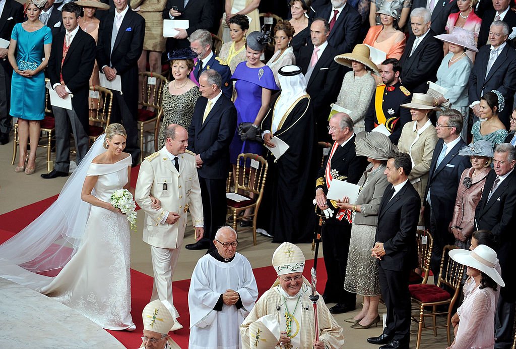 La princesse Charlene de Monaco et le prince Albert de Monaco quittent l'église après la cérémonie religieuse du mariage royal du prince Albert II de Monaco avec Charlene Wittstock dans la cour principale du Palais Princier le 2 juillet 2011 à Monaco. | Photo : Getty Images