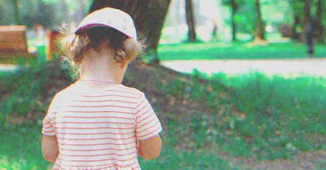 Una niña caminando sola a través de un parque. | Foto: Shutterstock